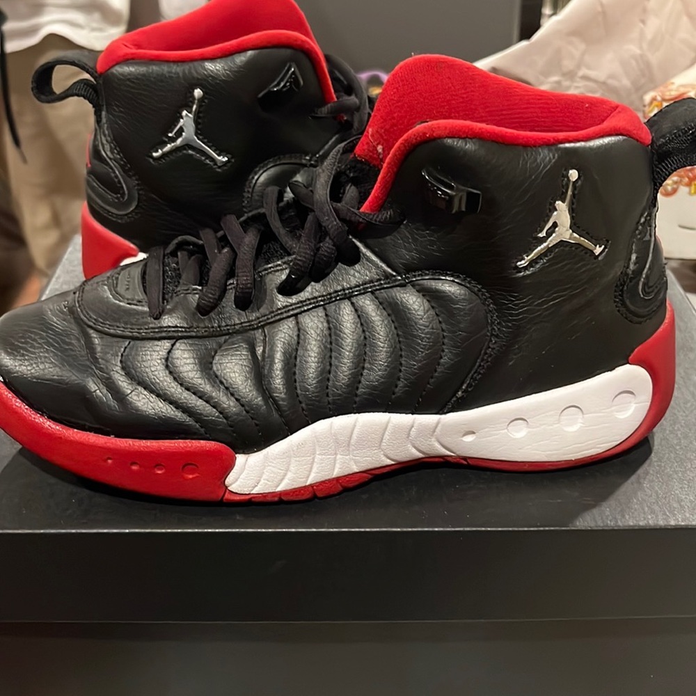 Used still in good condition dont have original box but can ship in a jordan box
